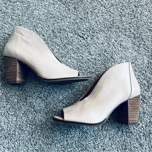 Lucky Brand Womens size 7 beige colored v cut open toe heels - Picture 4 of 4